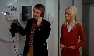 Tandlæge på sengekanten DK1971 - En rig kvinde (Annie Birgit Garde) vil betænke do wrong nevø (Ole Søltoft), en tandlægestuderende, med en betydelig formue. FULL Movie HD.